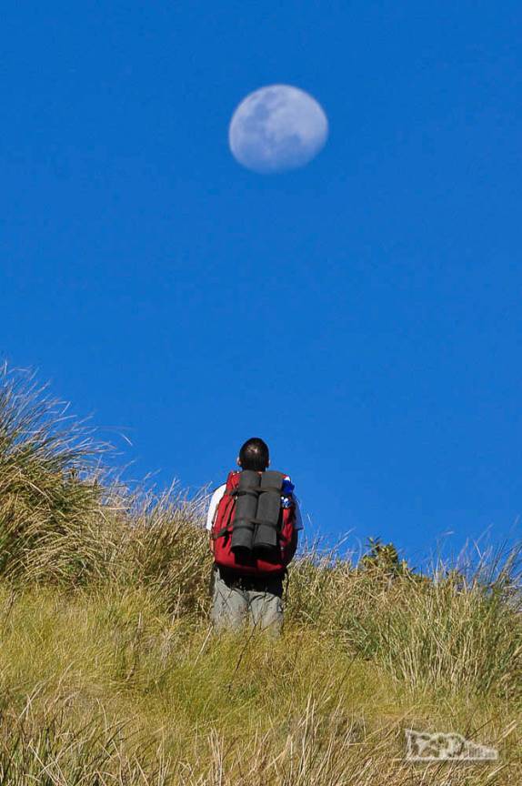 Prestando a devida reverência à enorme lua que nos acompanha ao final do nosso 1o dia de caminhada na travessia do Parque Nacional da Serra dos Órgãos, no Rio de Janeiro